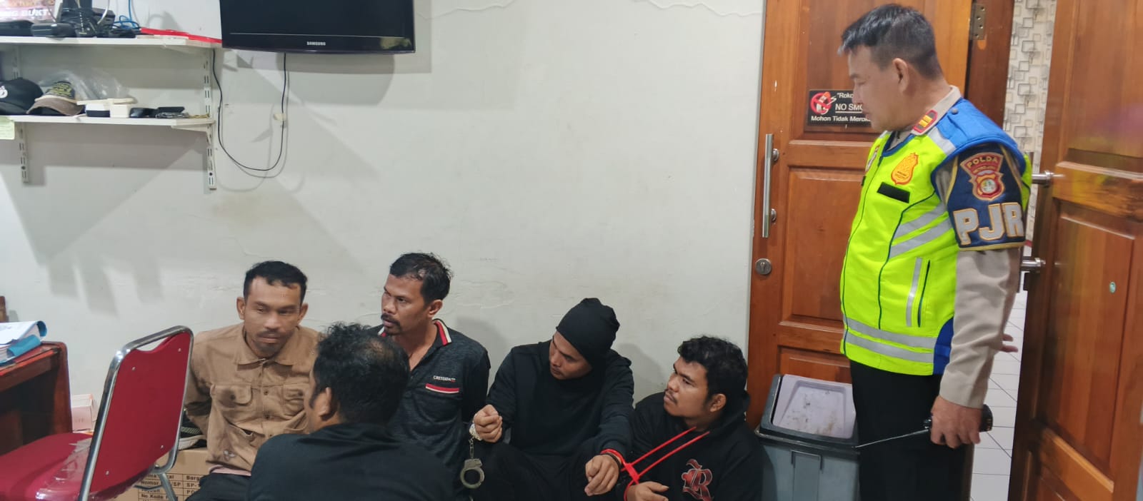 Ditlantas Polda Metro Ciduk Komplotan Pengutil Ban Serep di Gerbang Tol Tebet 2