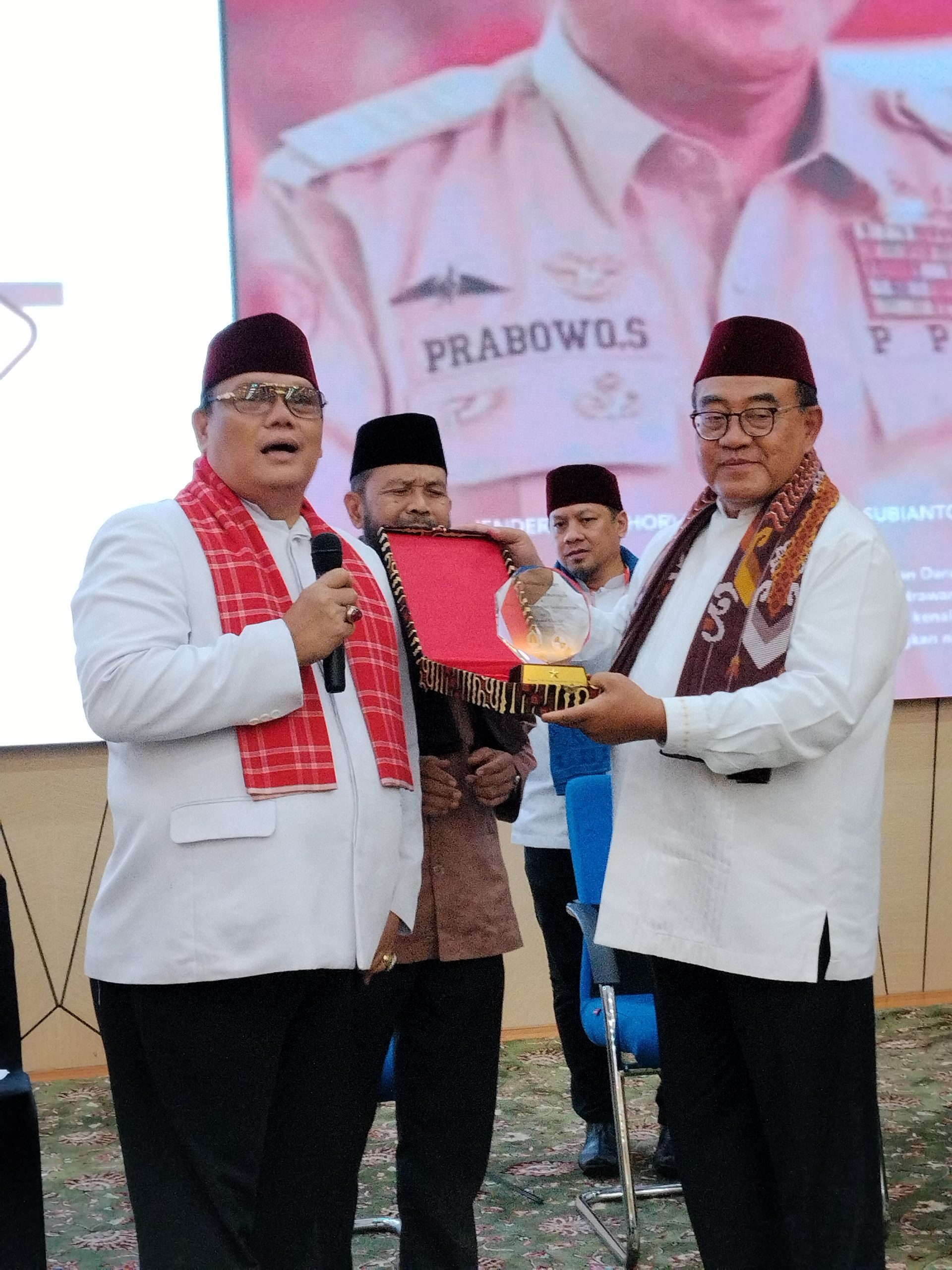 Ketua Dewan Adat Bamus Eki Pitung Menobatkan Prabowo Bapak “Perdamaian Dunia”