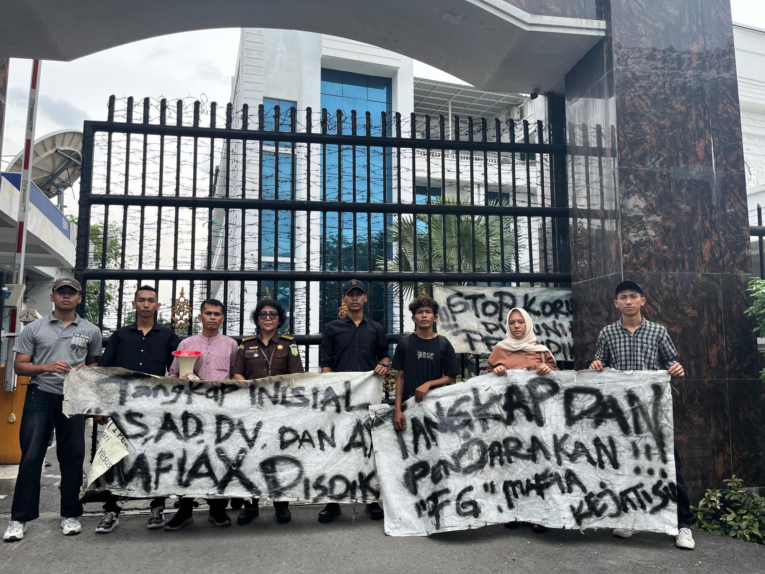 Kejati Sumut Digeruduk Mahasiswa! Dugaan Intervensi Proyek dan Titipan Jabatan di Disdik Sumut Dituntut Diusut Tuntas