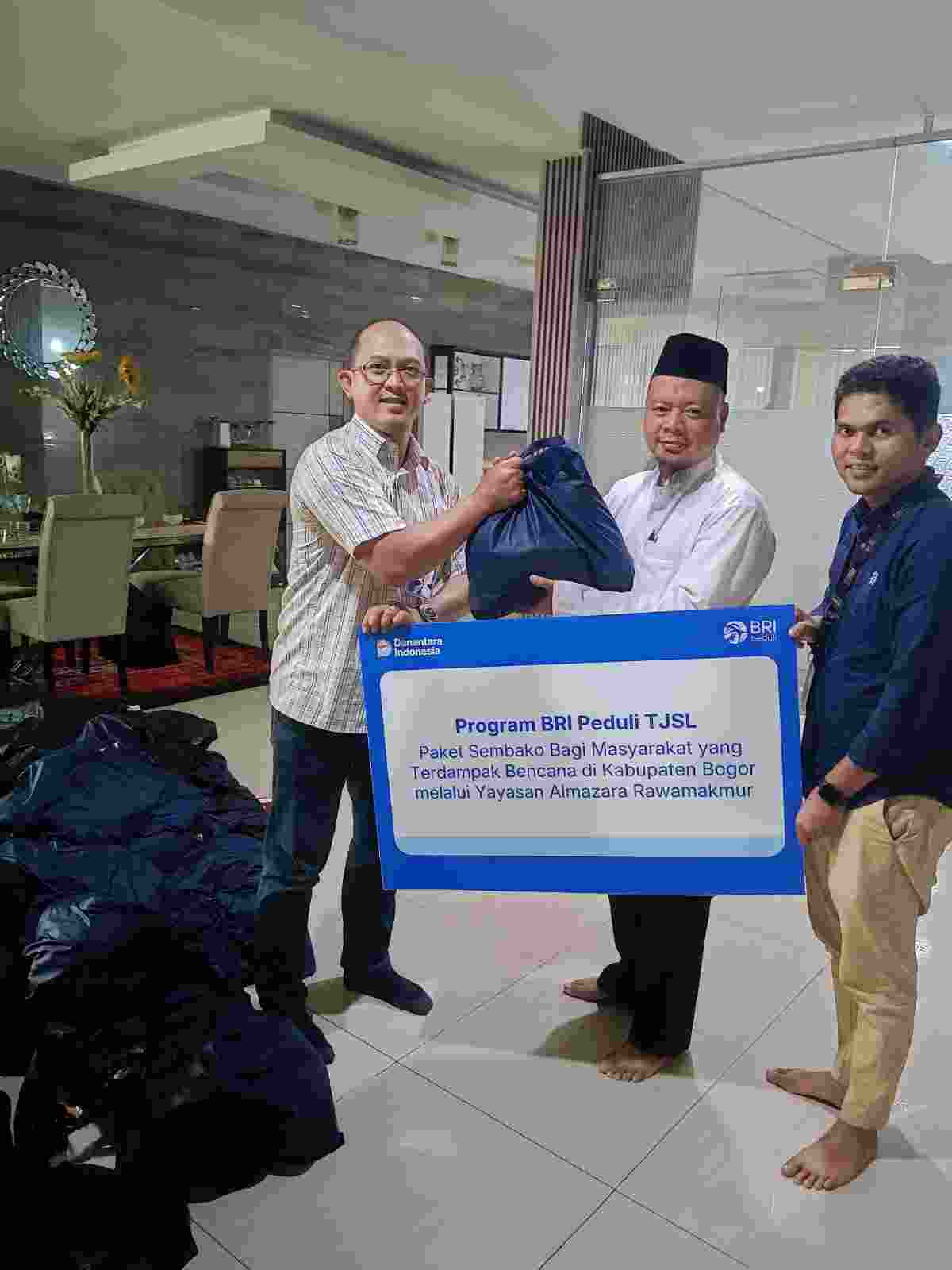 BRI KC Cibubur Salurkan 100 Paket Sembako bagi Korban Bencana di Kabupaten Bogor