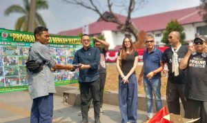 BPN Bogor 1 Dukung Penuh, PJBW Bagikan 100 Nasi Boks ke Warga Usai Sholat Jumat BPN Bogor 1 Dukung Penuh, PJBW Bagikan 100 Nasi Boks ke Warga Usai Sholat Jumat