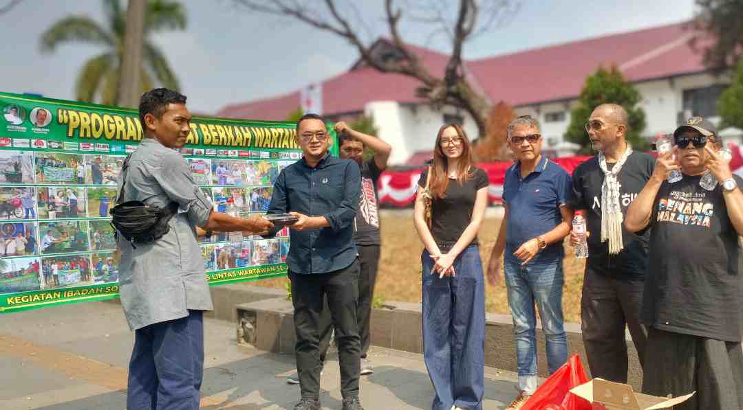 BPN Bogor 1 Dukung Penuh, PJBW Bagikan 100 Nasi Boks ke Warga Usai Sholat Jumat