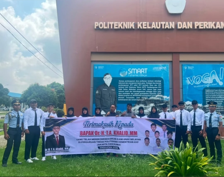 Mahasiswa Nelayan Bentangkan Spanduk Apresiasi untuk T.A. Khalid di Politeknik KKP