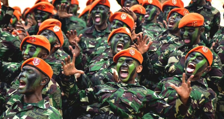 436 Prajurit Korpasgat Resmi Sandang Baret Jingga Usai Tuntaskan Pendidikan Komando