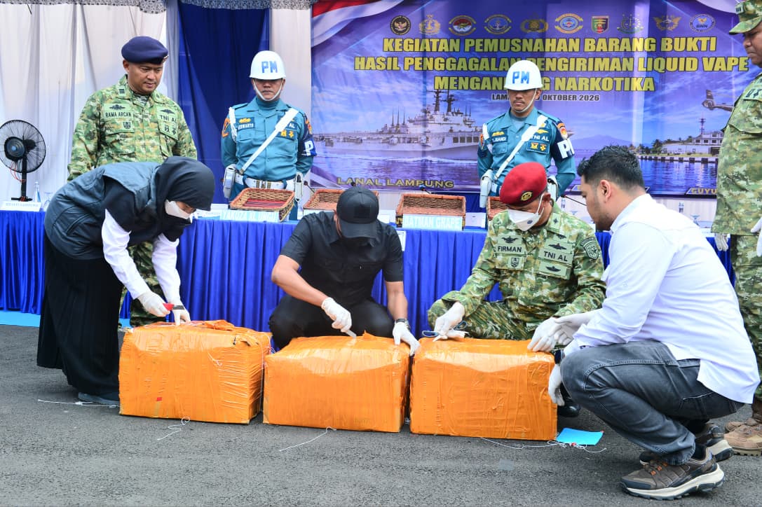TNI AL MUSNAHKAN RIBUAN CARTRIDGE LIQUID VAPE MENGANDUNG NARKOTIKA SENILAI MILIARAN RUPIAH DI LAMPUNG