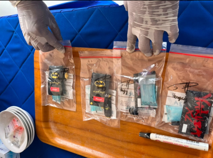 GAGALKAN PEREDARAN NARKOTIKA, TNI AL AMANKAN RIBUAN CARTRIDGE LIQUID VAPE TERINDIKASI KOKAIN DI LAMPUNG