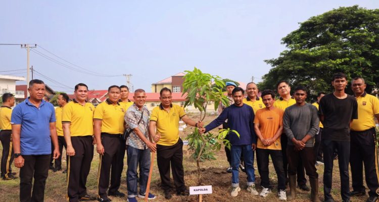 Kapolda Aceh Bersama Masyarakat Tanam Pohon untuk Wujudkan Program Green Policing