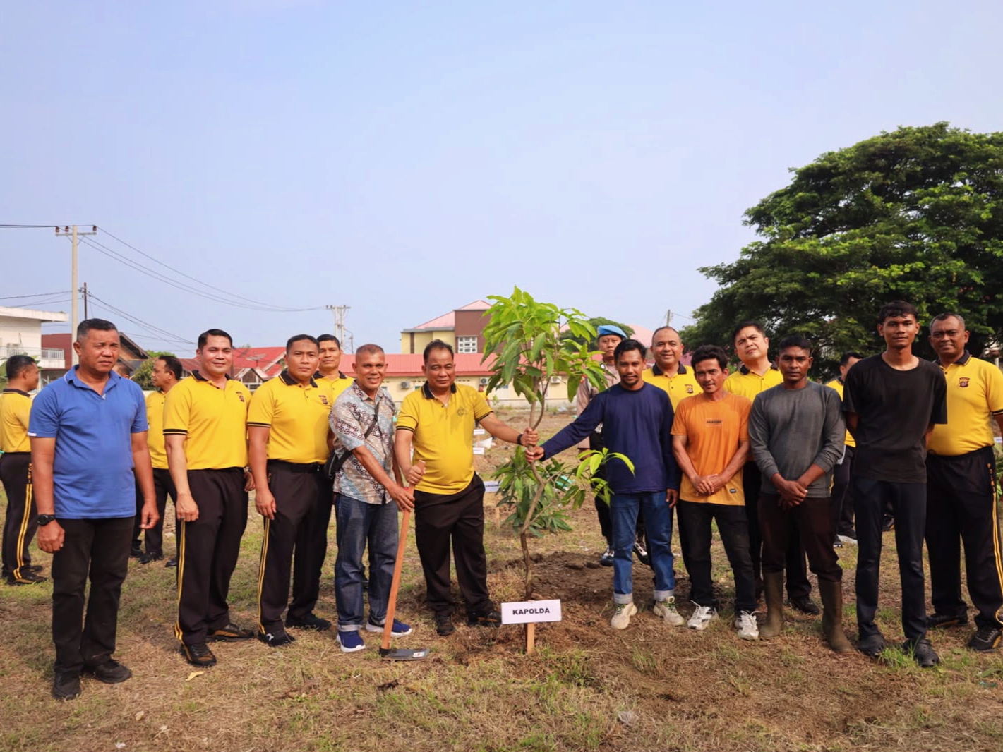 Kapolda Aceh Bersama Masyarakat Tanam Pohon untuk Wujudkan Program Green Policing