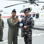 HELLY VVIP / VIP TNI AU TOUCH GO TRAINING DI KAPAL INDUK TNI AL