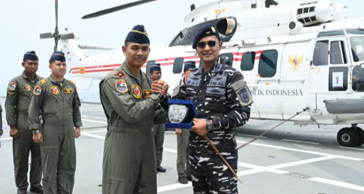 HELLY VVIP / VIP TNI AU TOUCH GO TRAINING DI KAPAL INDUK TNI AL