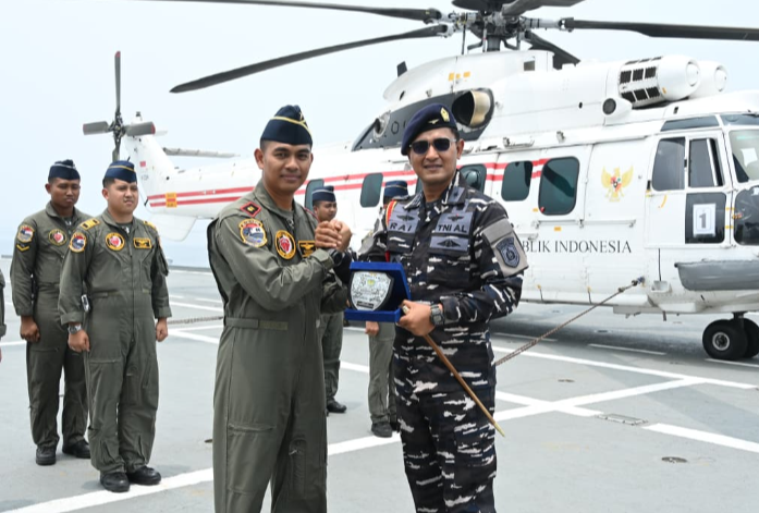 HELLY VVIP / VIP TNI AU TOUCH GO TRAINING DI KAPAL INDUK TNI AL