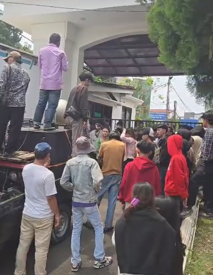 Massa Desak Kejari Cibinong Buka Dasar Hukum Penahanan Siti Saripah Massa Desak Kejari Cibinong Buka Dasar Hukum Penahanan Siti Saripah